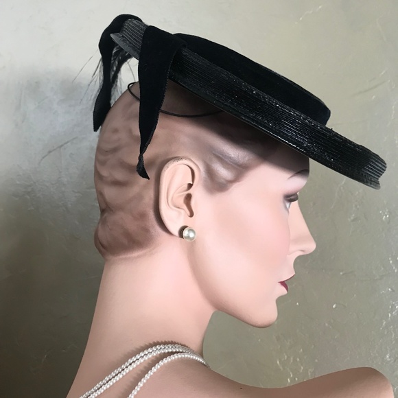 INVENTIVE 1930s' BLACK STRAW TILT HAT WITH CRAFTED LONG FEATHER & BOW - Picture 8 of 12
